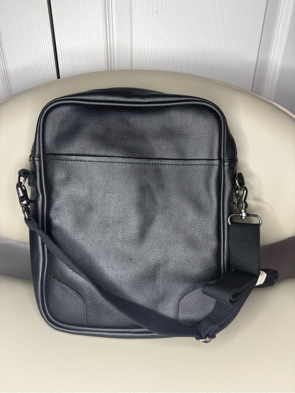 Classic Black Leather Messenger Bag with Adjustable Strap